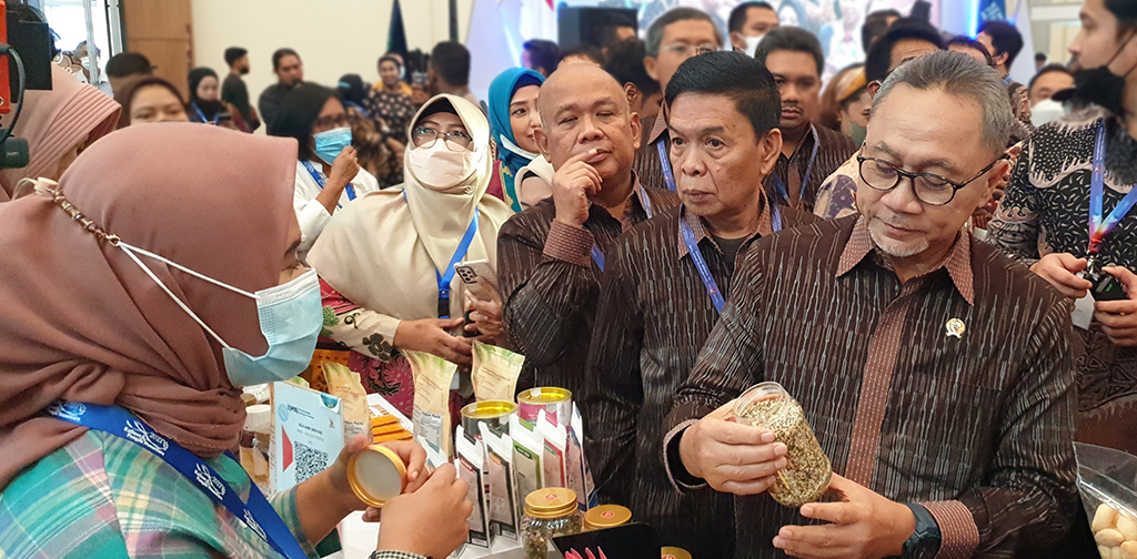 Menteri Perdagangan Didampingi Oleh Sekretaris Jenderal Kemendag Dan