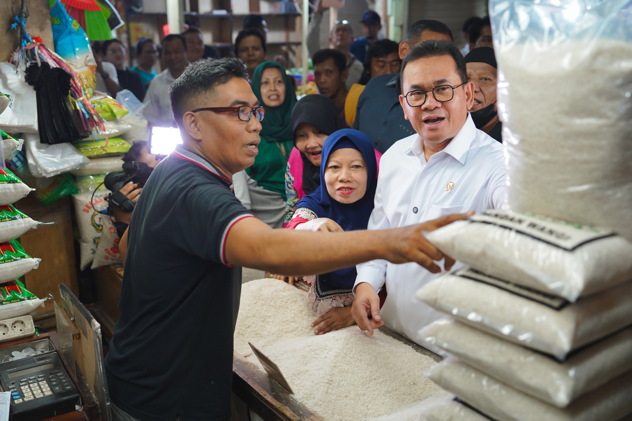 Mendag Tinjau Stabilitas Harga dan Ketersediaan Bapok di Pasar Ciracas, Jakarta Timur