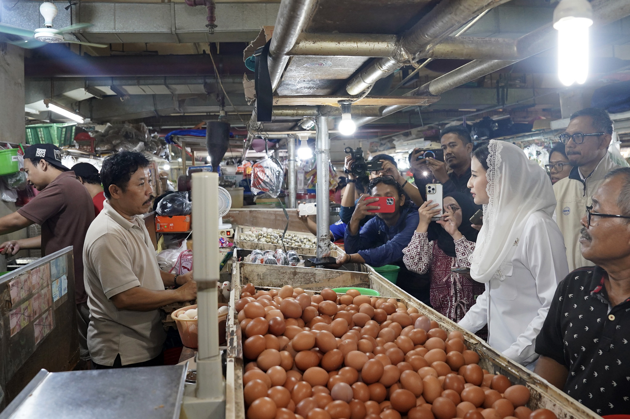 Wamendag Meninjau Harga dan Stok Bapok di Pasar Mayestik Jakarta