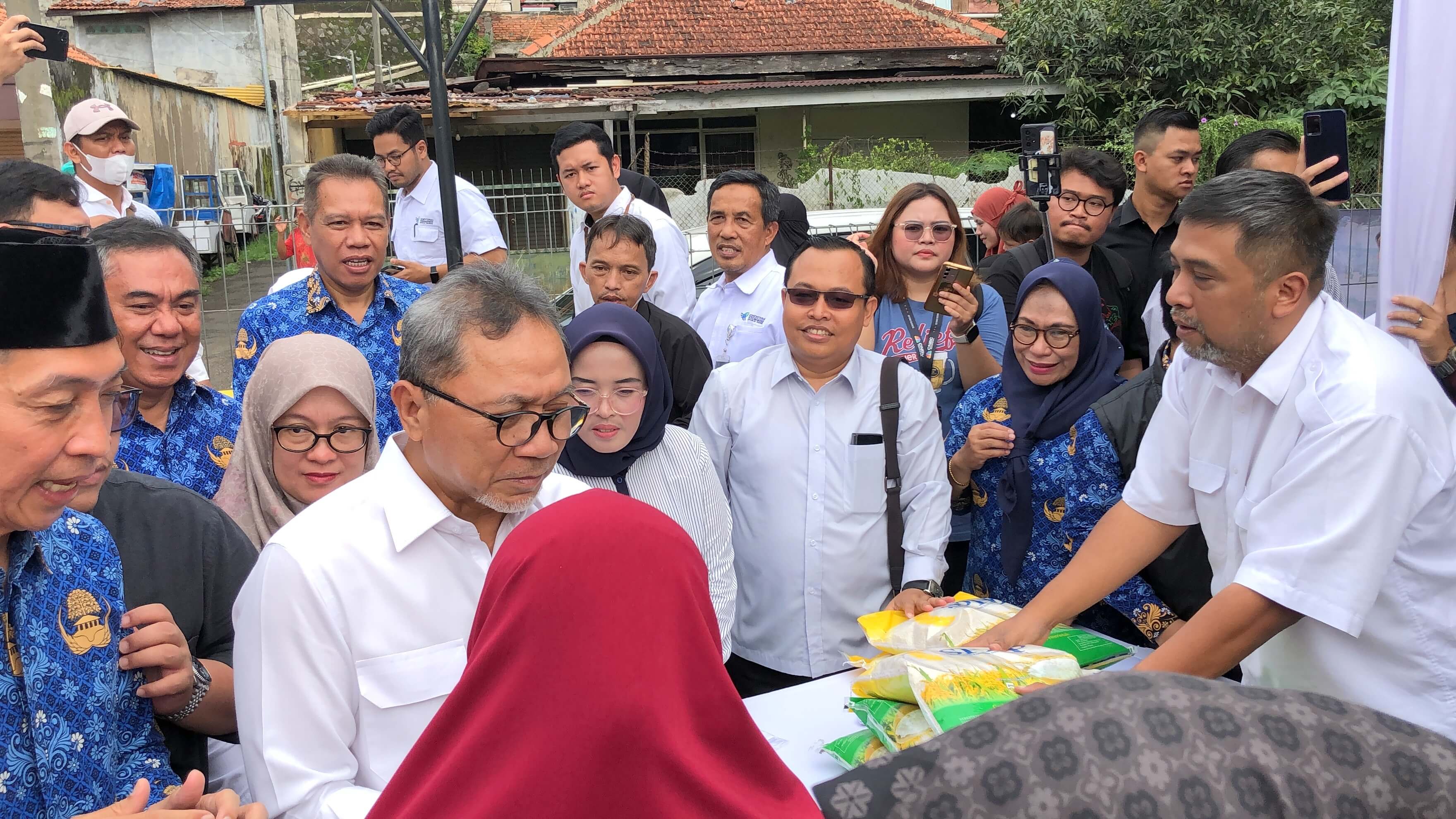 Menteri Perdagangan Didampingi Dirjen PDN Meninjau Ketersediaan Stok ...