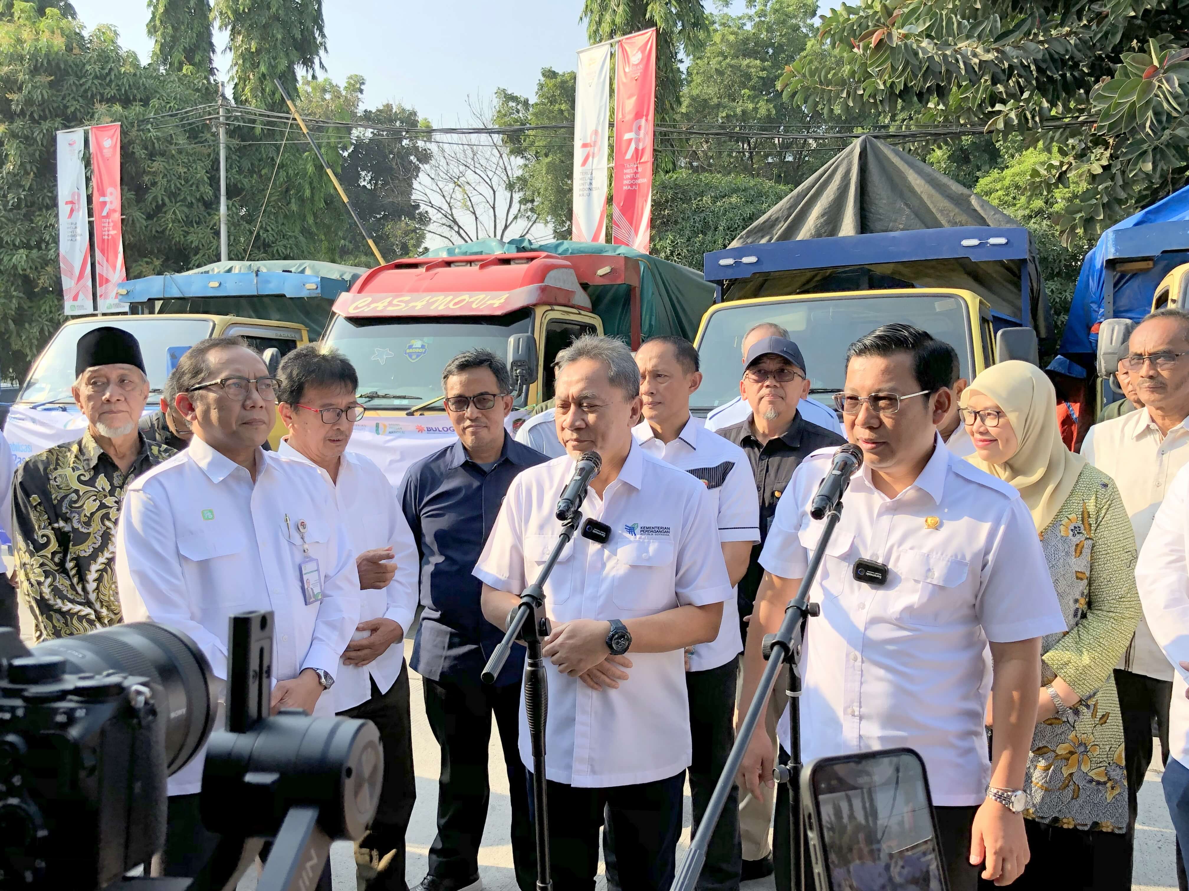 Menteri Perdagangan Didampingi Dirjen PDN Meninjau Pasar Induk Beras ...