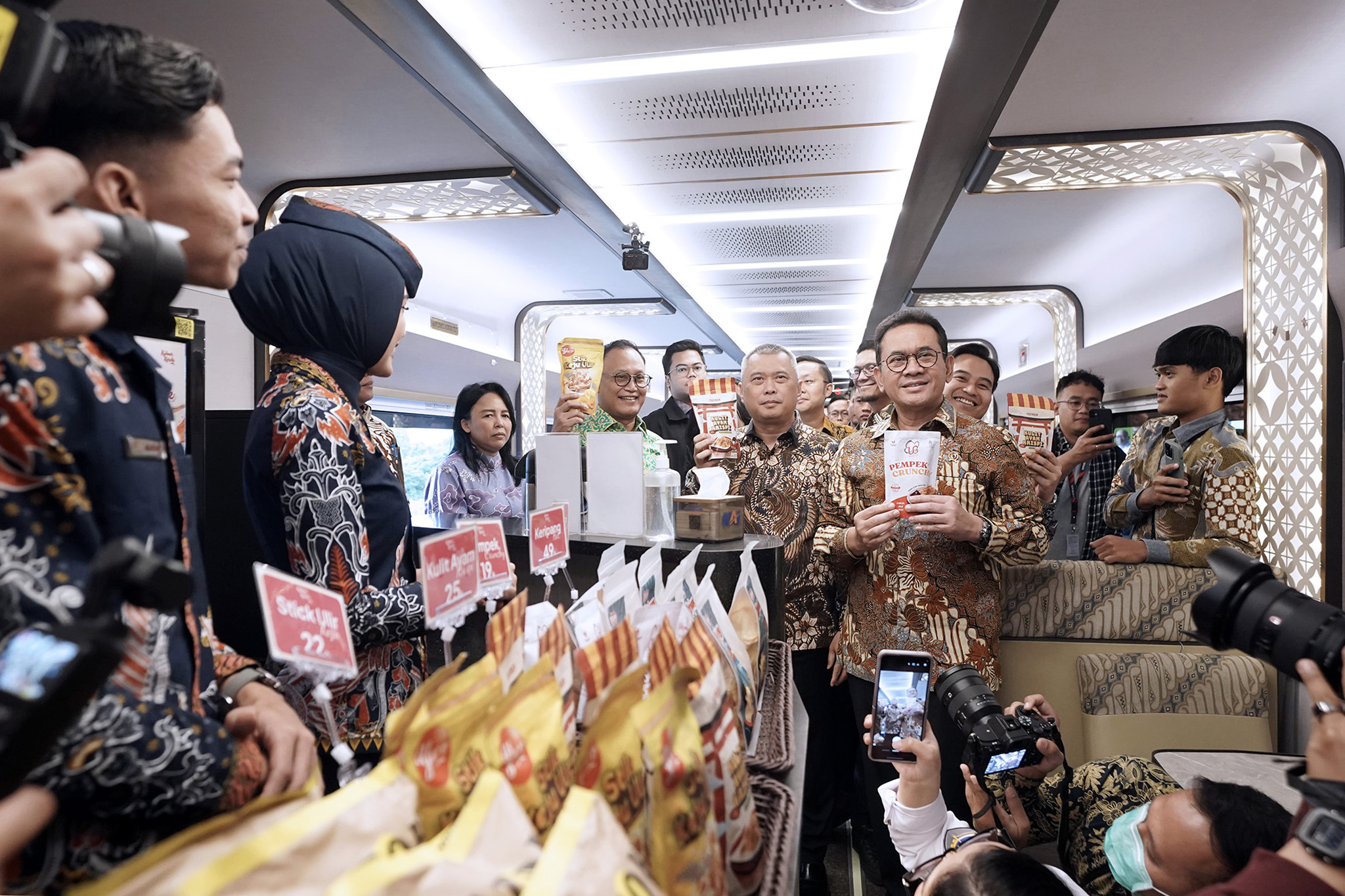 Mendag Bersama Menhub Meninjau Produk UMKM Pangan Lokal pada Layanan Kereta Api Jarak Jauh (Intercity)