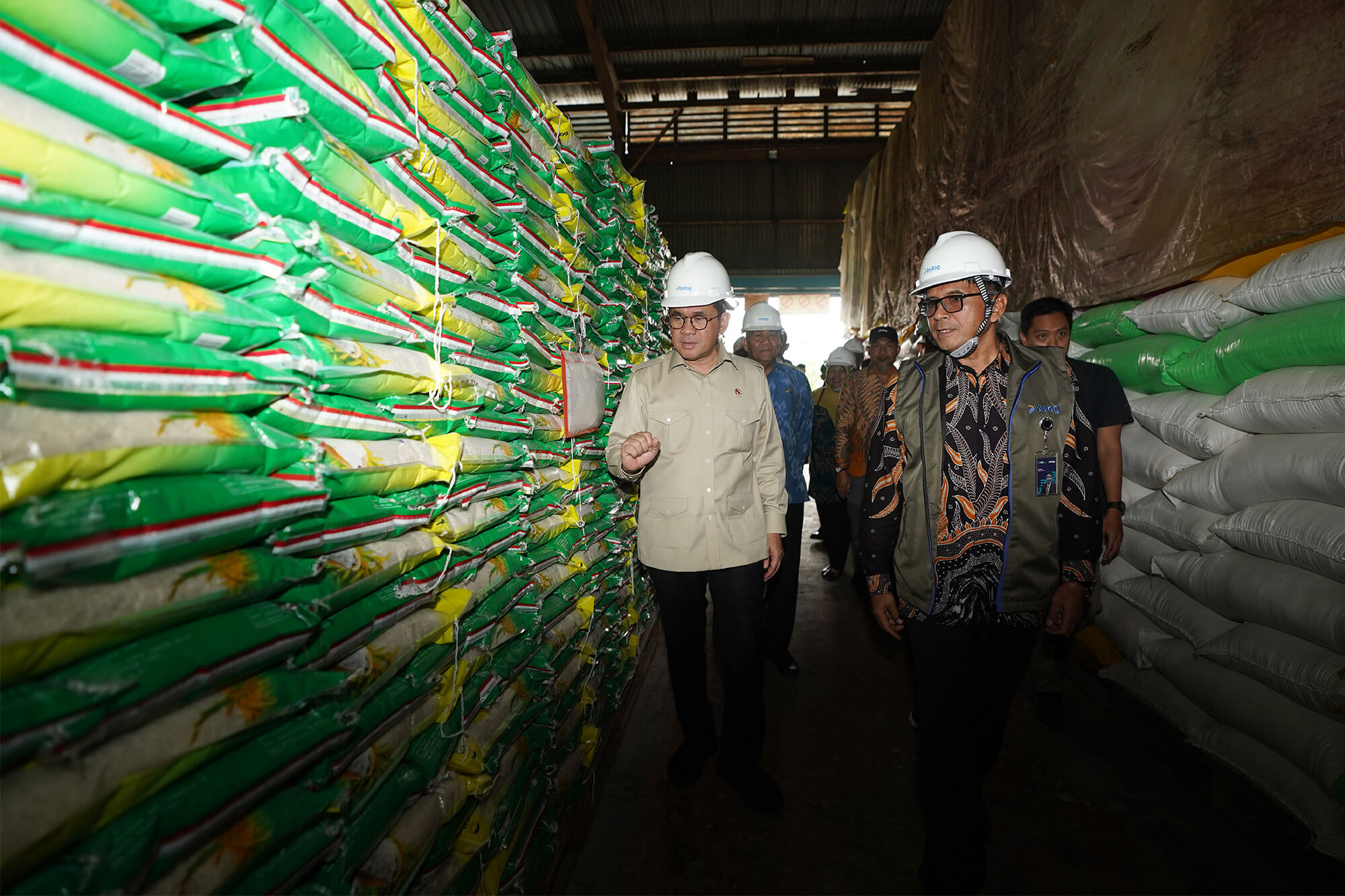 Mendag Tinjau Gudang Bulog Sei Raya, Kalimantan Barat