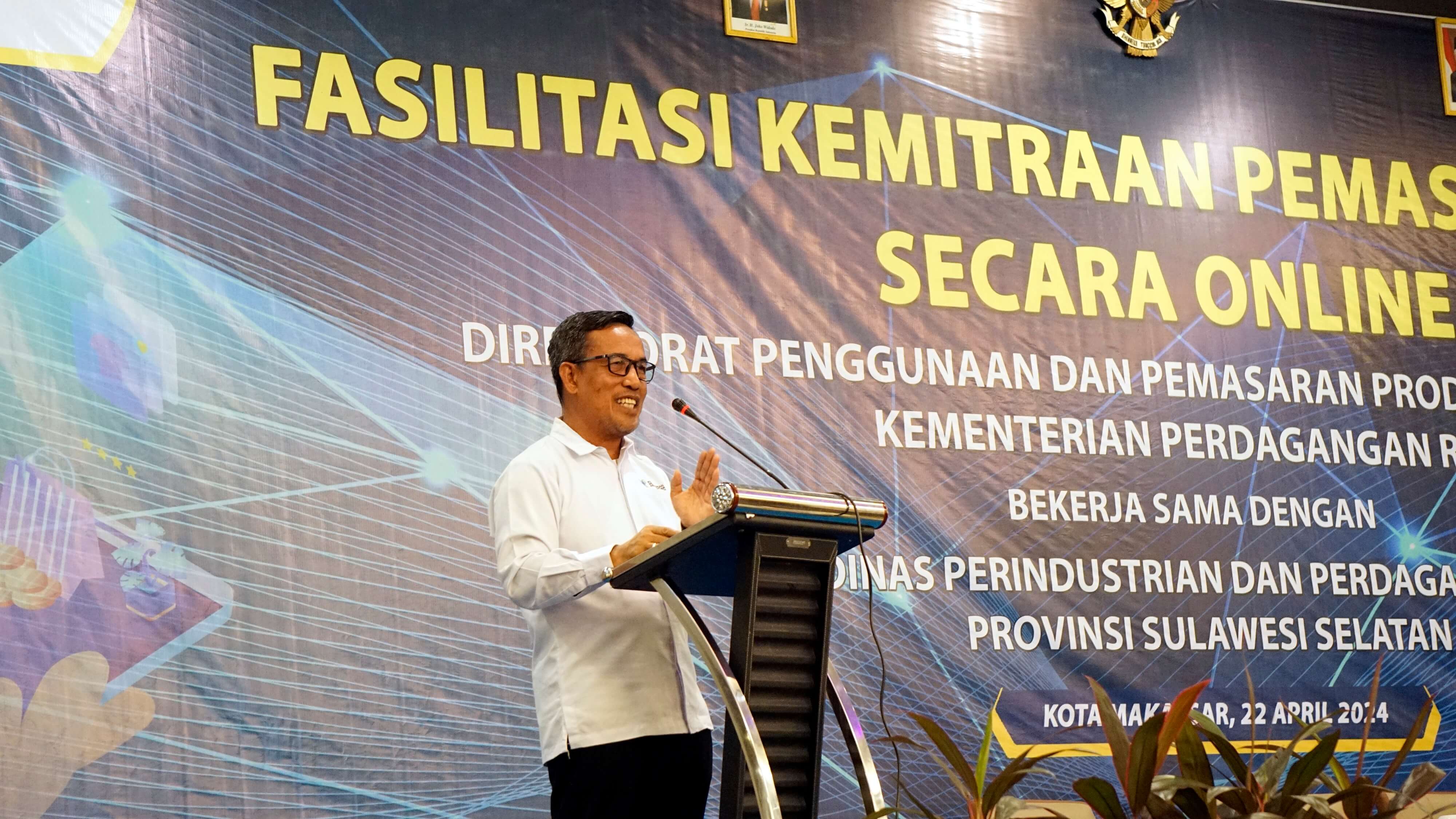 Dirjen PDN memberikan sambutan dan membuka Forum Kemitraan Online & Offline di Provinsi Sulawesi Selatan
