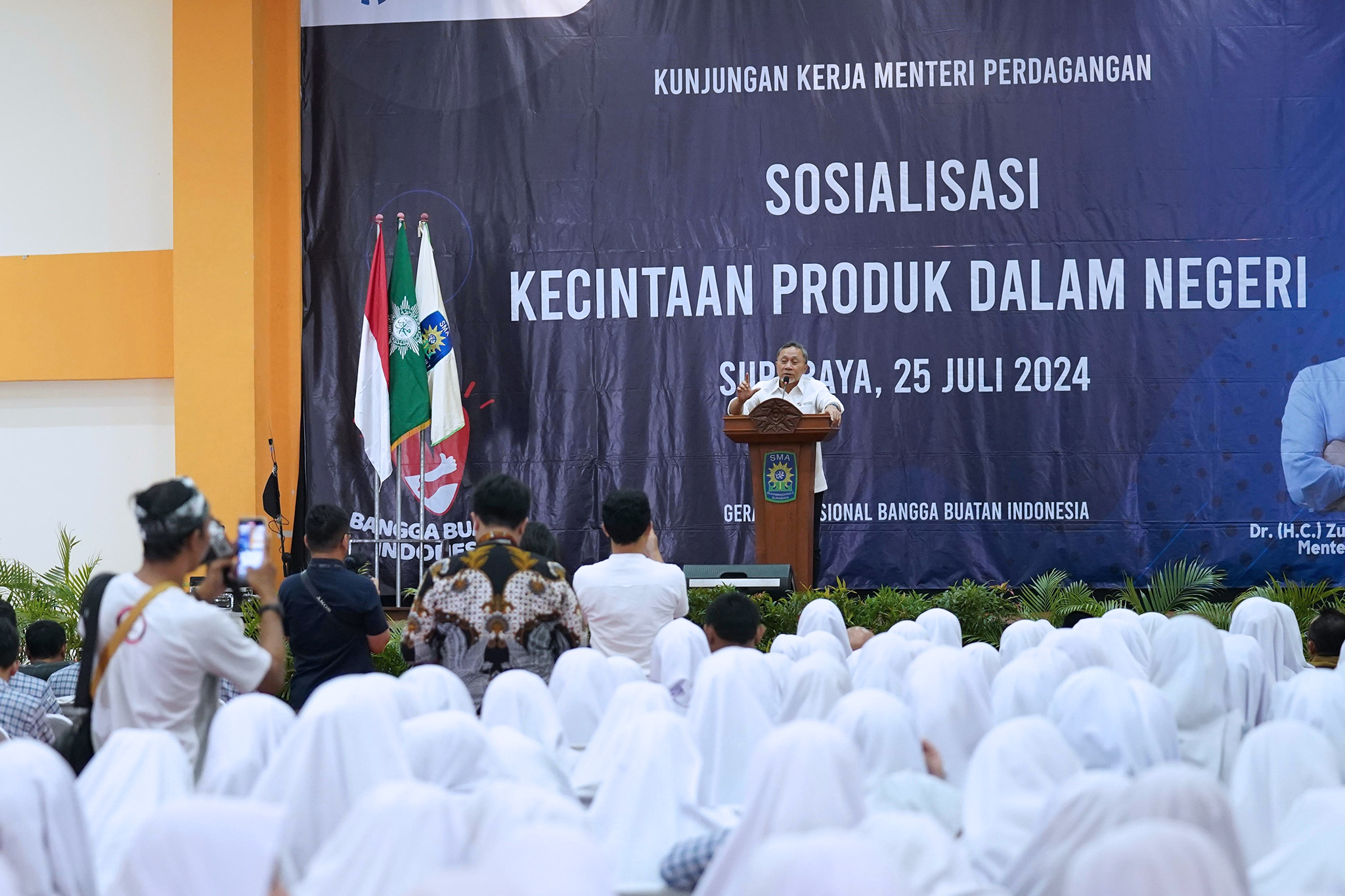 Sosialisasi Kecintaan Produk Dalam Negeri di SMA Muhammadiyah 2 dan SMA Negeri 16 Surabaya