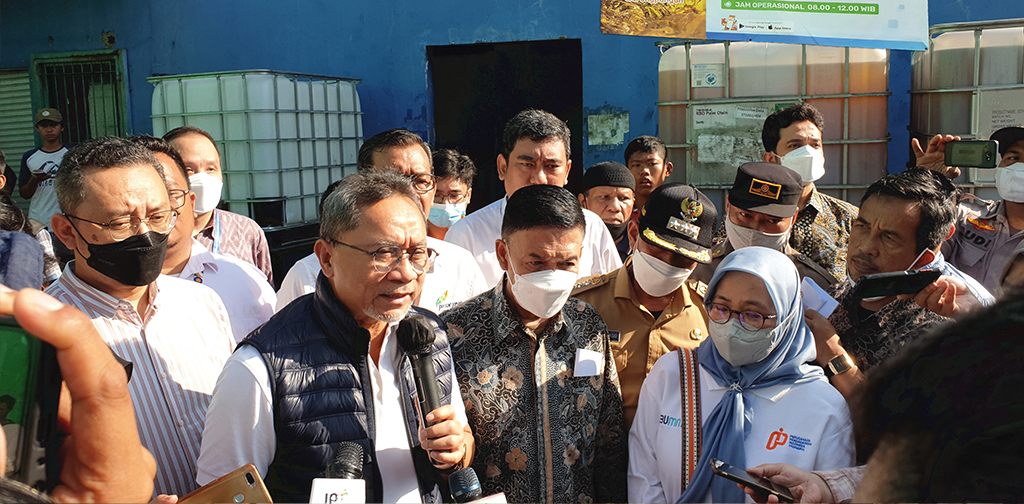 Dirjen Pdn Mendampingi Mendag Meninjau Ketersediaan Dan Harga Bapok Khususnya Minyak Goreng