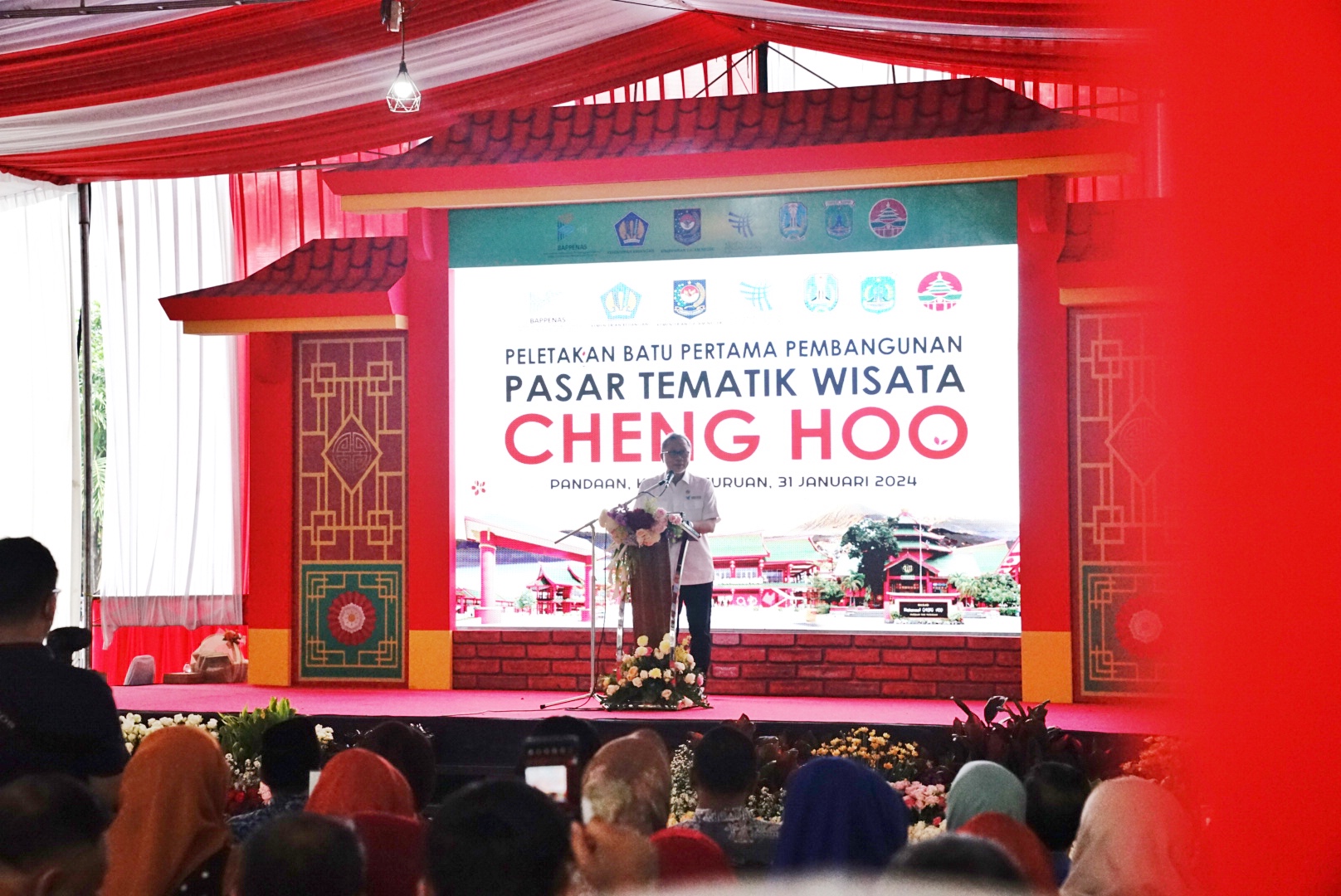 Pembangunan Pasar Tematik Wisata Cheng Hoo menggunakan Dana Alokasi Khusus (DAK) dengan anggaran sebesar Rp60 miliar. Pasar yang didesain dengan mengakomodasi budaya Tionghoa ini direncanakan dapat menampung sebanyak 330 pedagang.