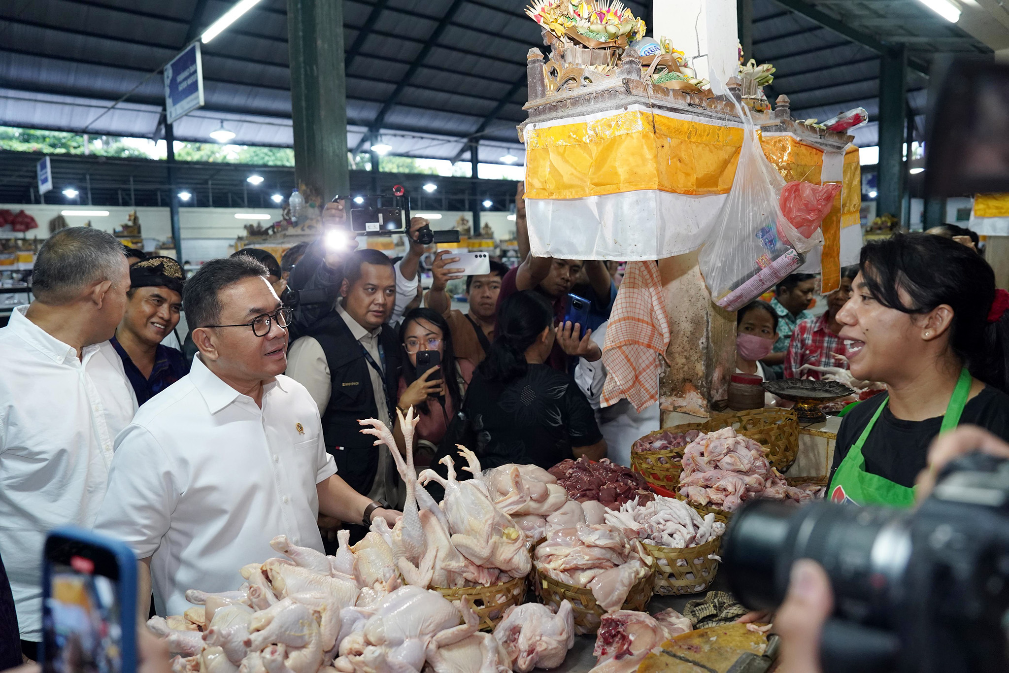 Mendag Tinjau Harga dan Stok Bapok di Pasar Nyanggelan, Denpasar, Bali